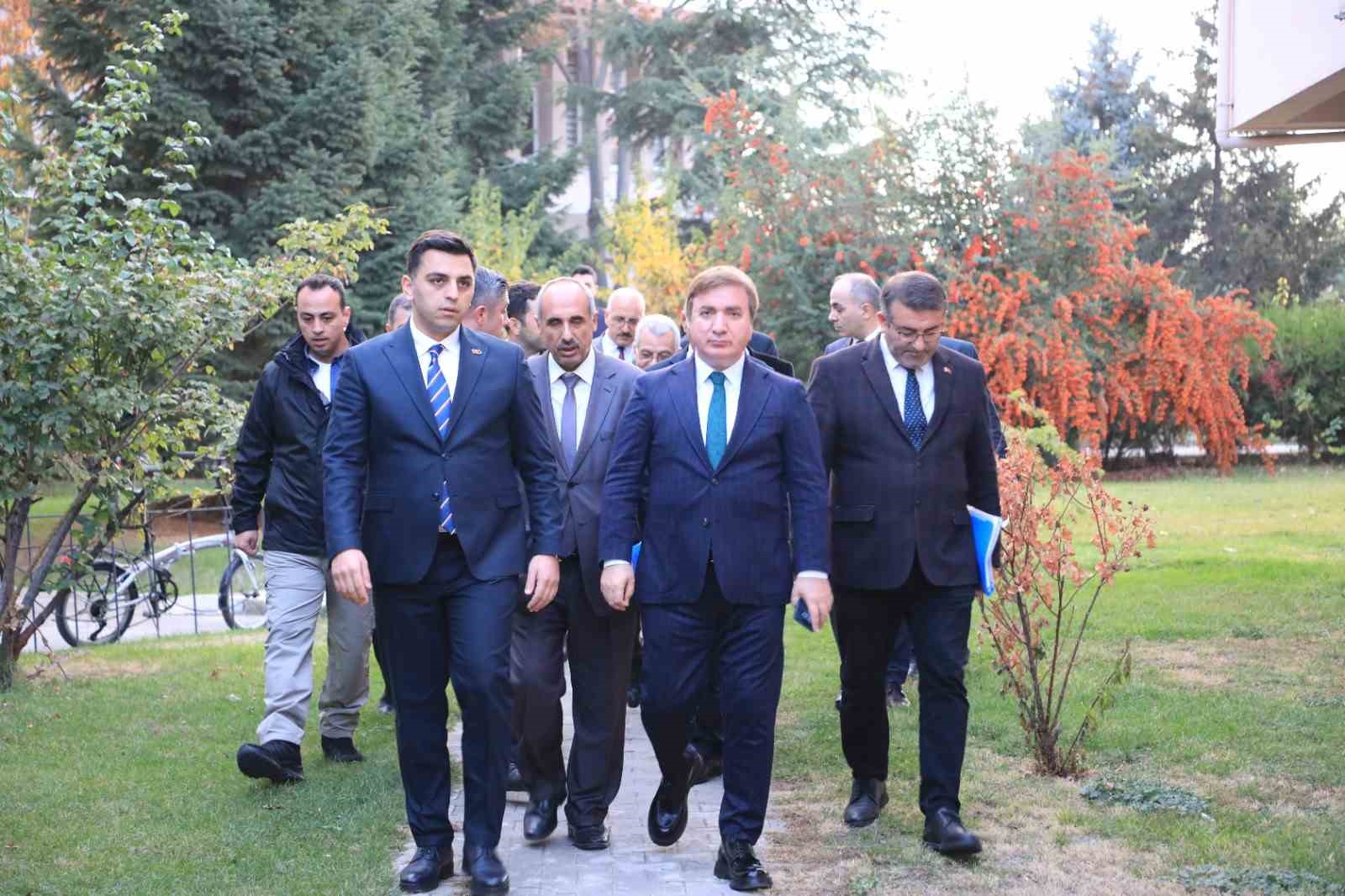 Vali Aydoğdu, İl &Ouml;zel İdaresinde toplantı yaptı
