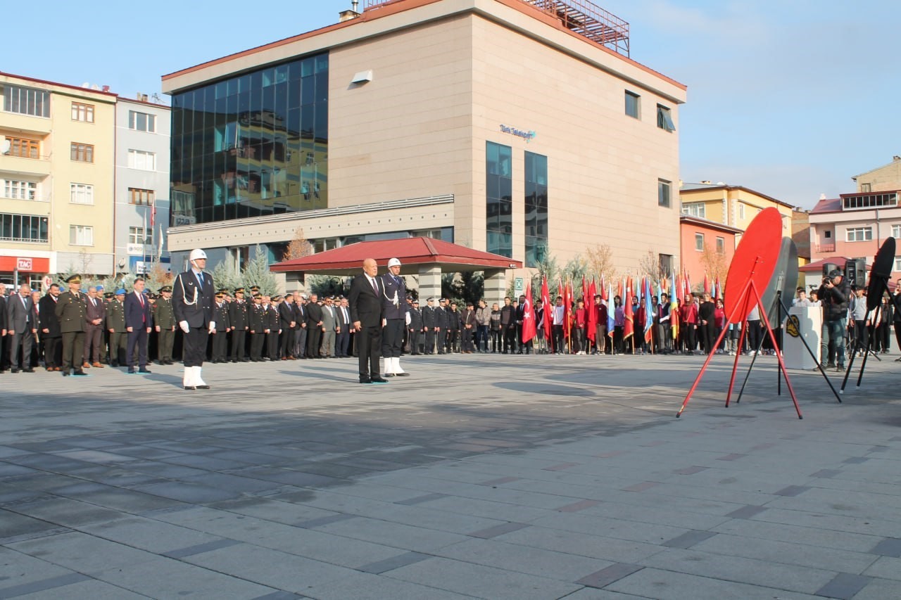 Bayburt’ta 10 Kasım Atatürk’ü Anma Günü çelenk sunumuyla başladı