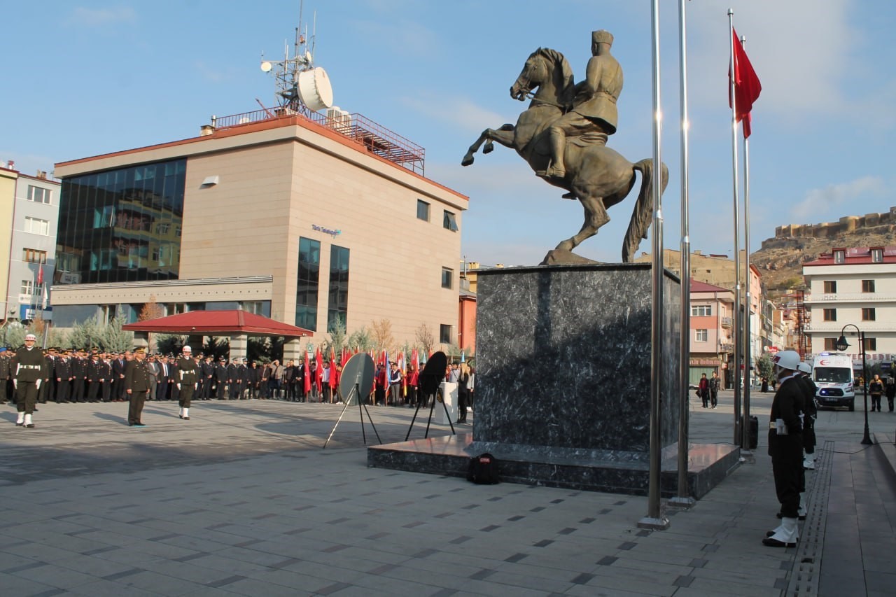 Bayburt’ta 10 Kasım Atatürk’ü Anma Günü çelenk sunumuyla başladı
