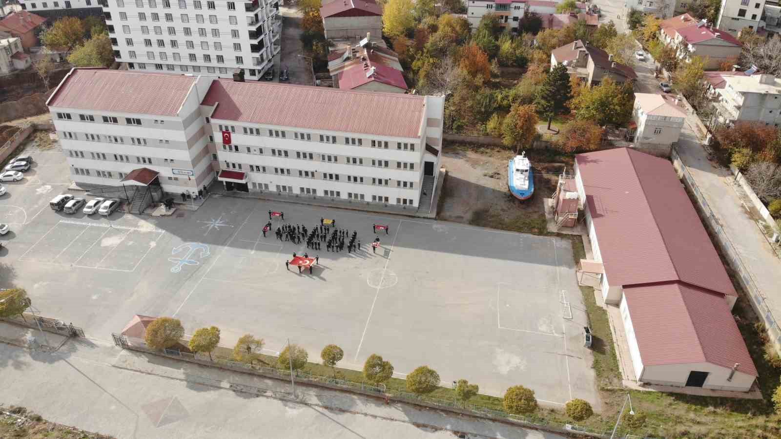 75 &ouml;ğrencinin oluşturduğu kareografi b&uuml;y&uuml;k beğeni topladı
