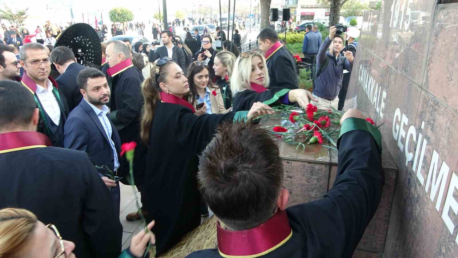 &Ccedil;anakkale&rsquo;de saat 09.05&rsquo;te hayat durdu
