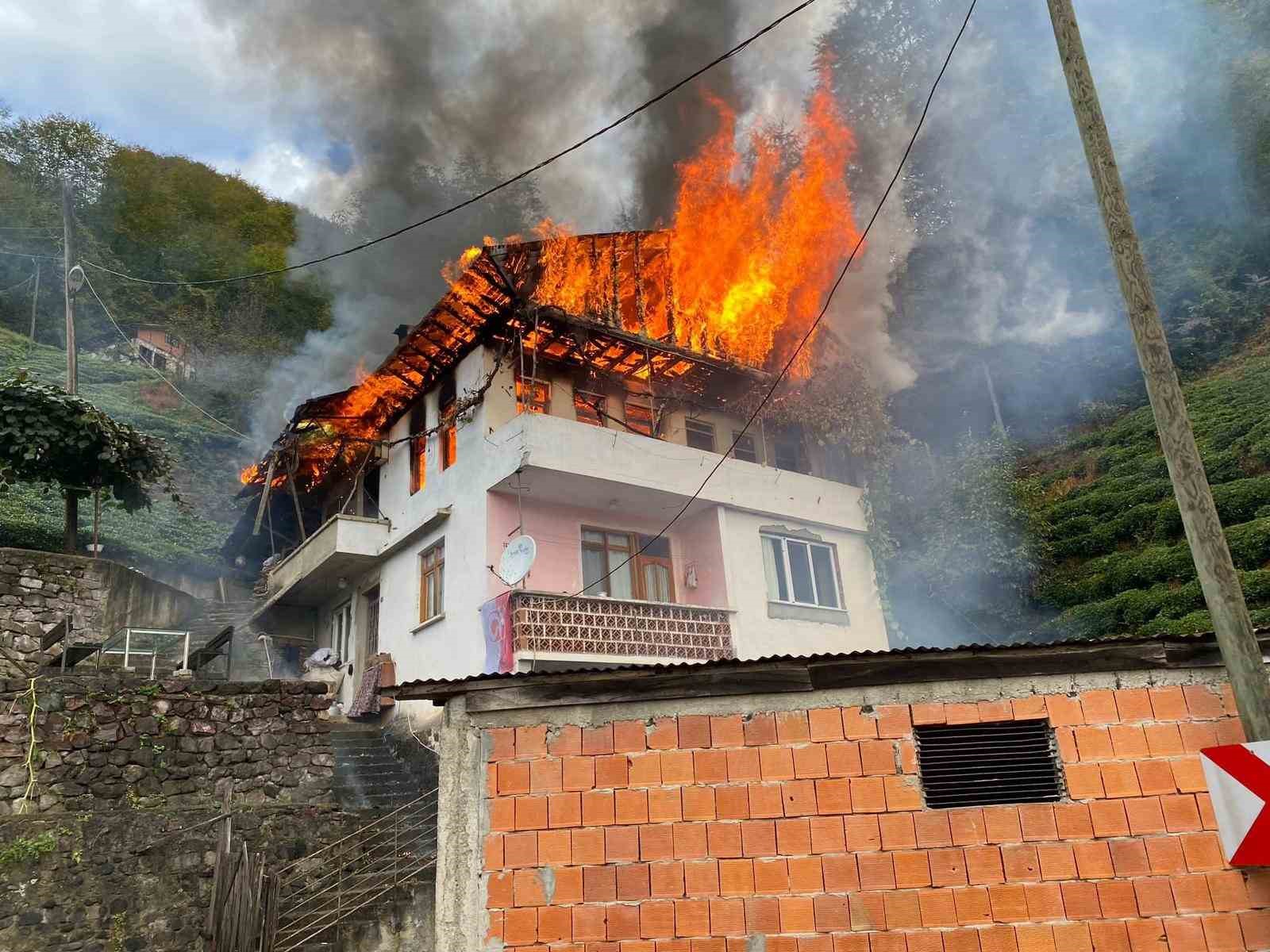 Trabzon’un Sürmene ilçesinde korkutan yangın