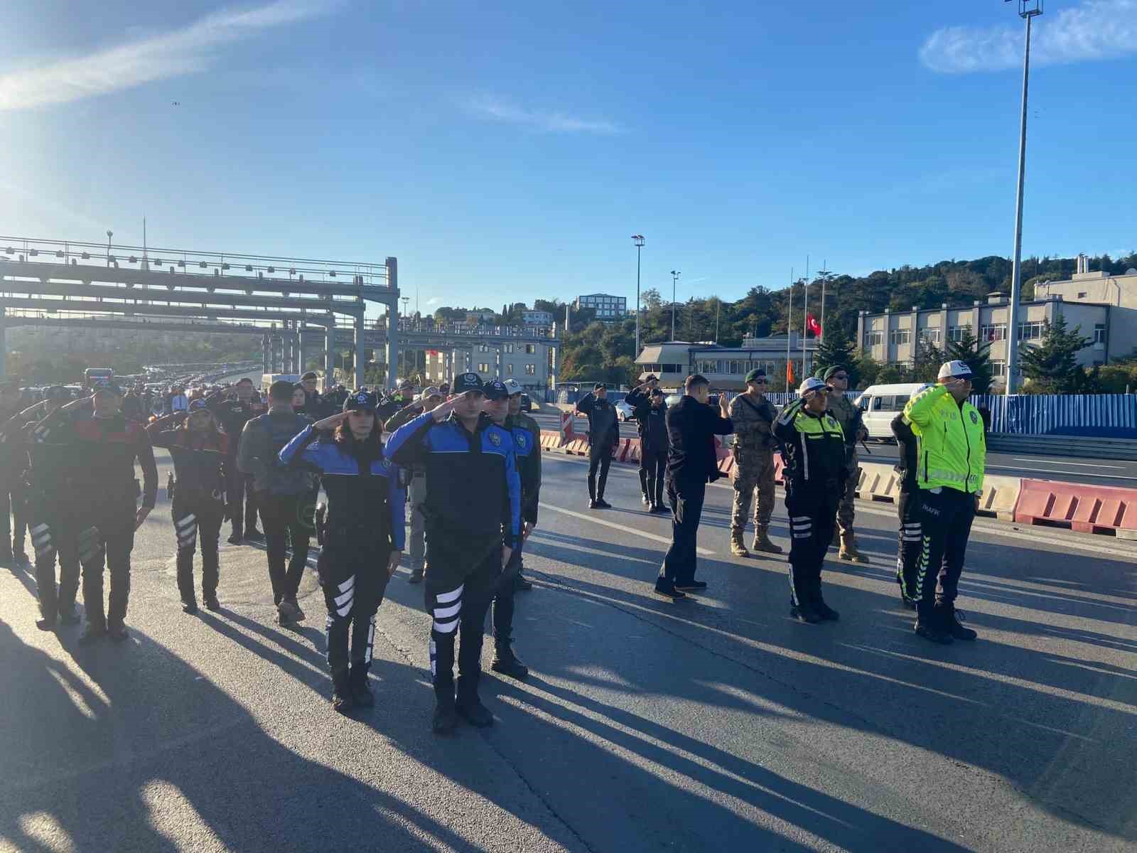 Polis ekiplerinden 15 Temmuz Şehitler K&ouml;pr&uuml;s&uuml;&rsquo;nde Atat&uuml;rk&rsquo;e saygı duruşu
