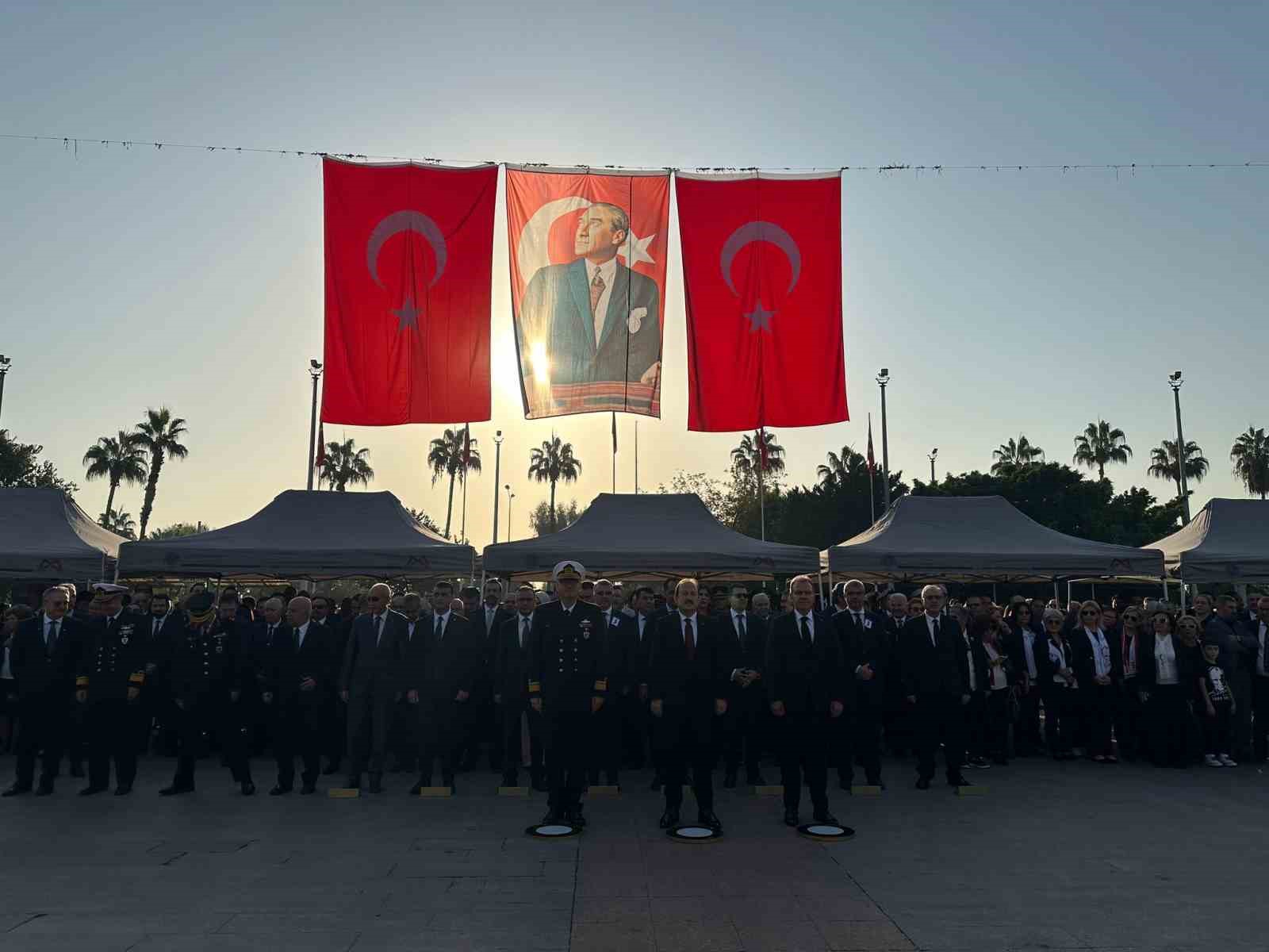 Mersin’de hayat Türkiye Cumhuriyeti’nin kurucusu Gazi Mustafa Kemal Atatürk için 2 dakika durdu