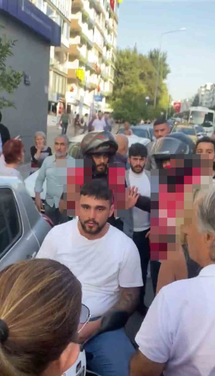 İzmir’de üç motokuryeden yaşlı adama öldüresiye dayak
