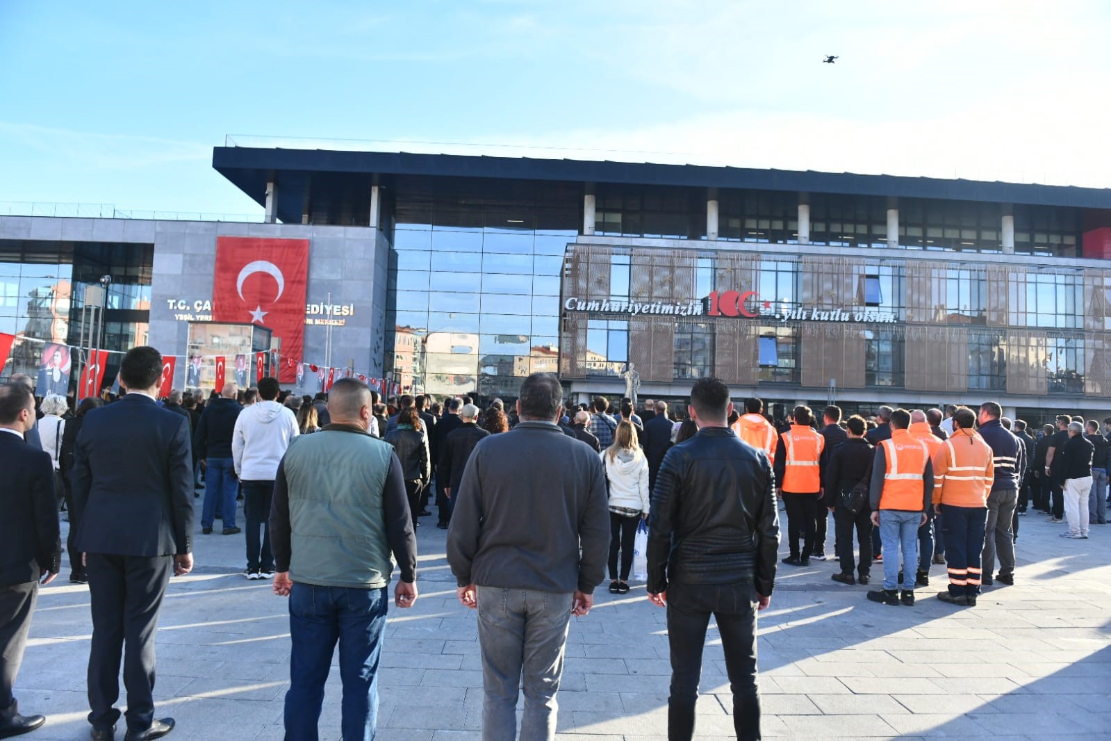 Çanakkale Belediyesi çalışanları, 100’üncü Yıl Meydanında Atatürk’ü andı