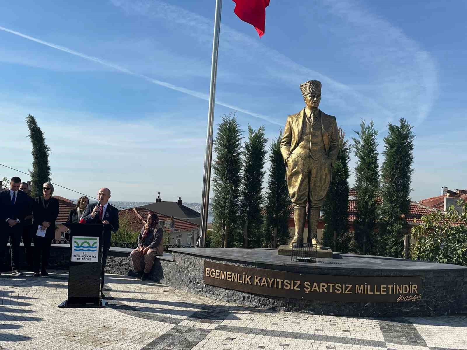 Büyükçekmece’de Atatürk anıtı açıldı