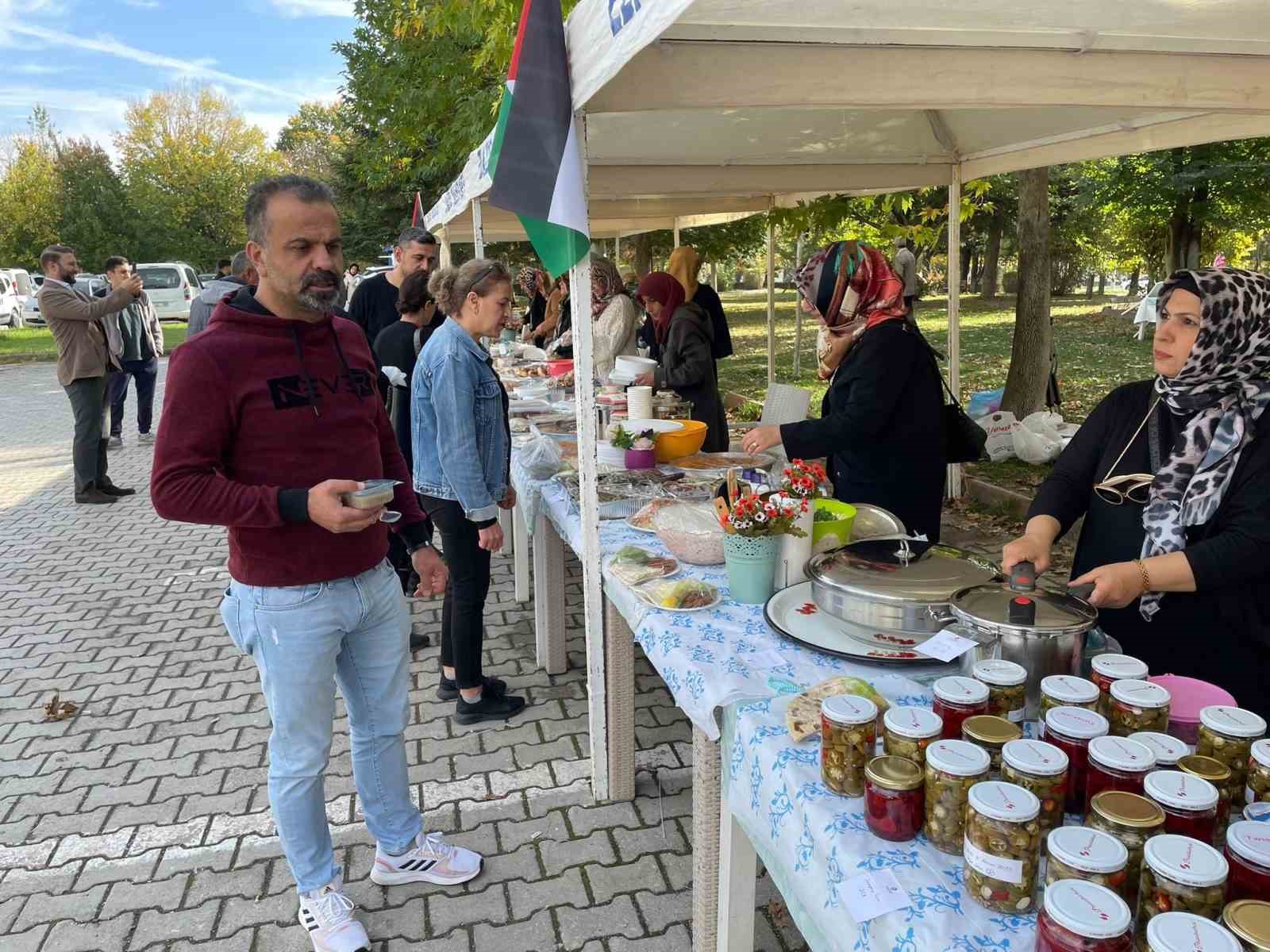 Fırat Üniversitesi Kadın Kolları’ndan Filistin’e yardım etkinliği