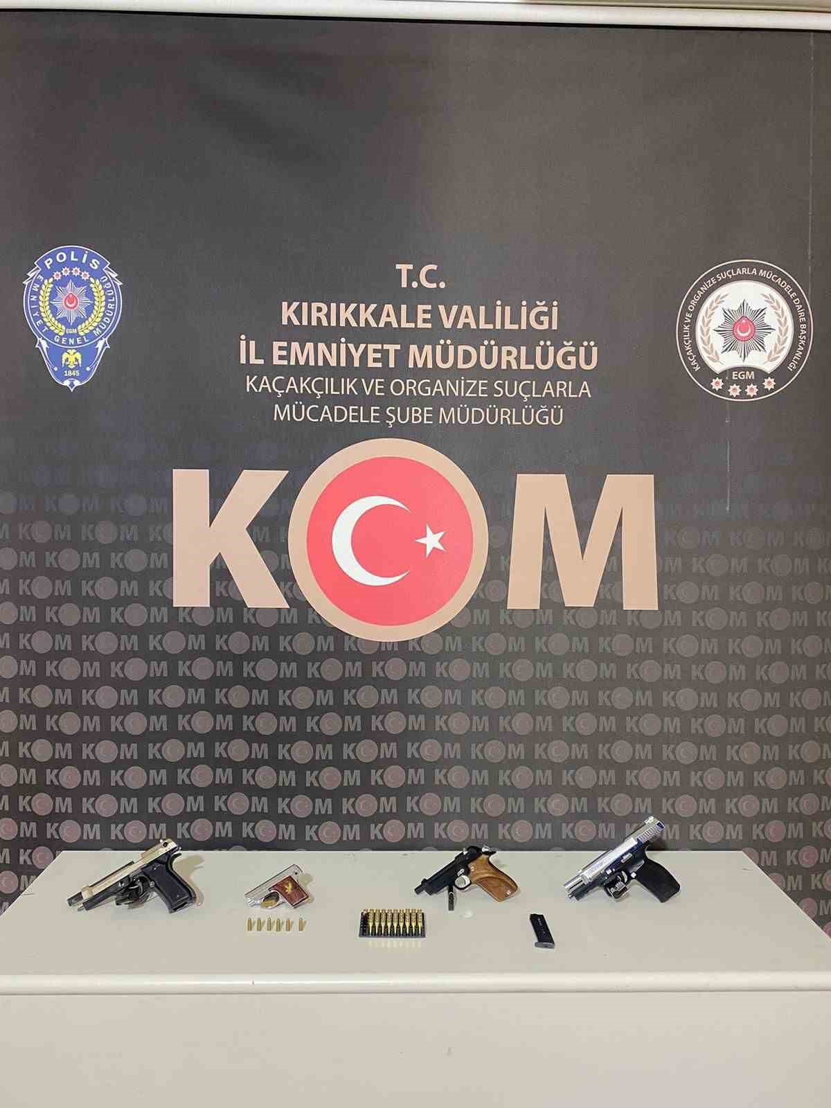 Kırıkkale&rsquo;de ka&ccedil;ak t&uuml;t&uuml;n ve i&ccedil;ki operasyonu: 11 g&ouml;zaltı
