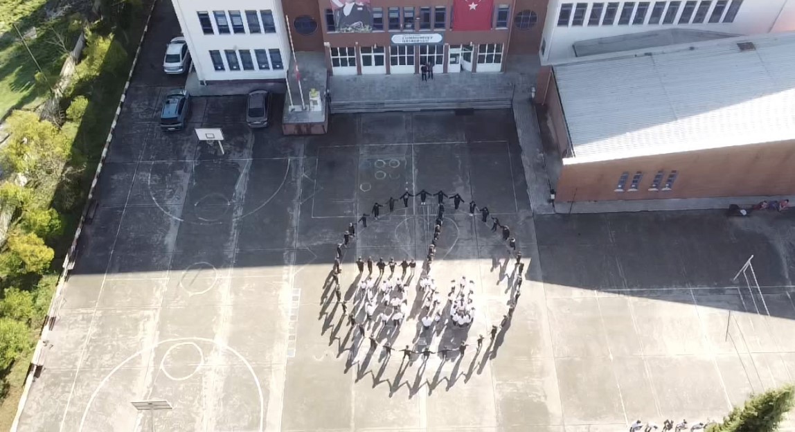 Ortaokul öğrencilerinden ’09.05’ ve ’1938’ koreografisi