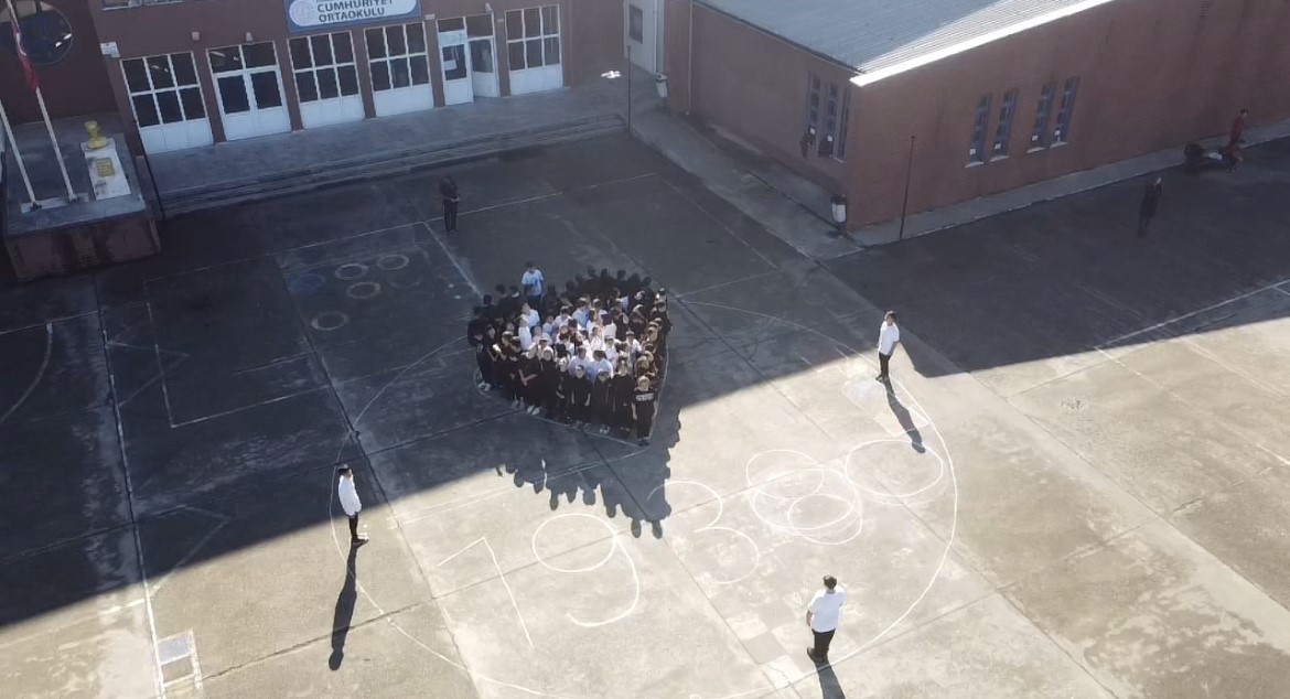 Ortaokul &ouml;ğrencilerinden &rsquo;09.05&rsquo; ve &rsquo;1938&rsquo; koreografisi
