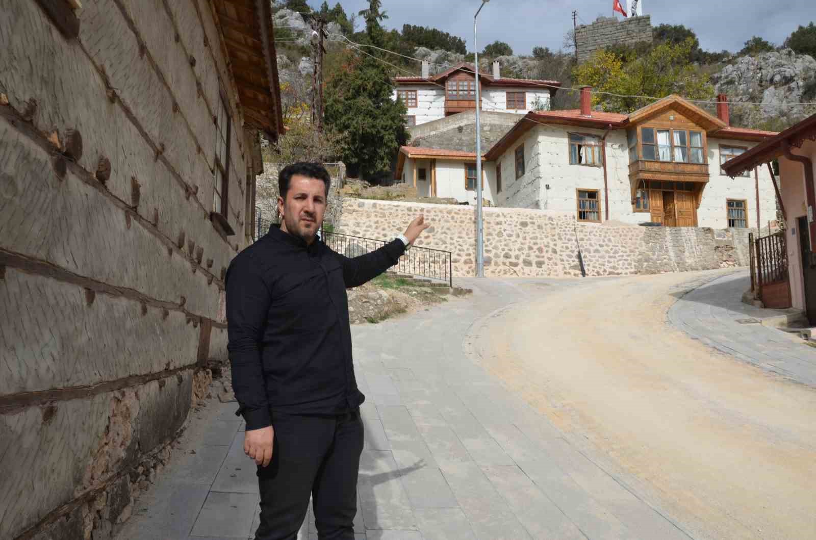 Atatürk’ün bin TL destek verdiği tarihi evler tarihe ışık tutuyor