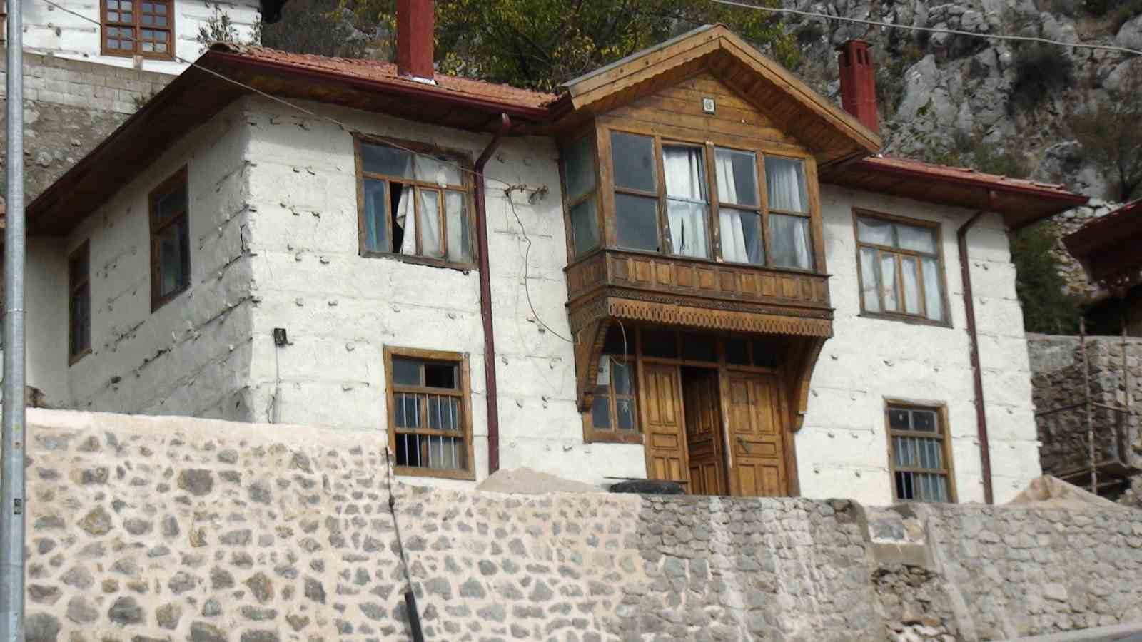 Atat&uuml;rk&rsquo;&uuml;n bin TL destek verdiği tarihi evler tarihe ışık tutuyor
