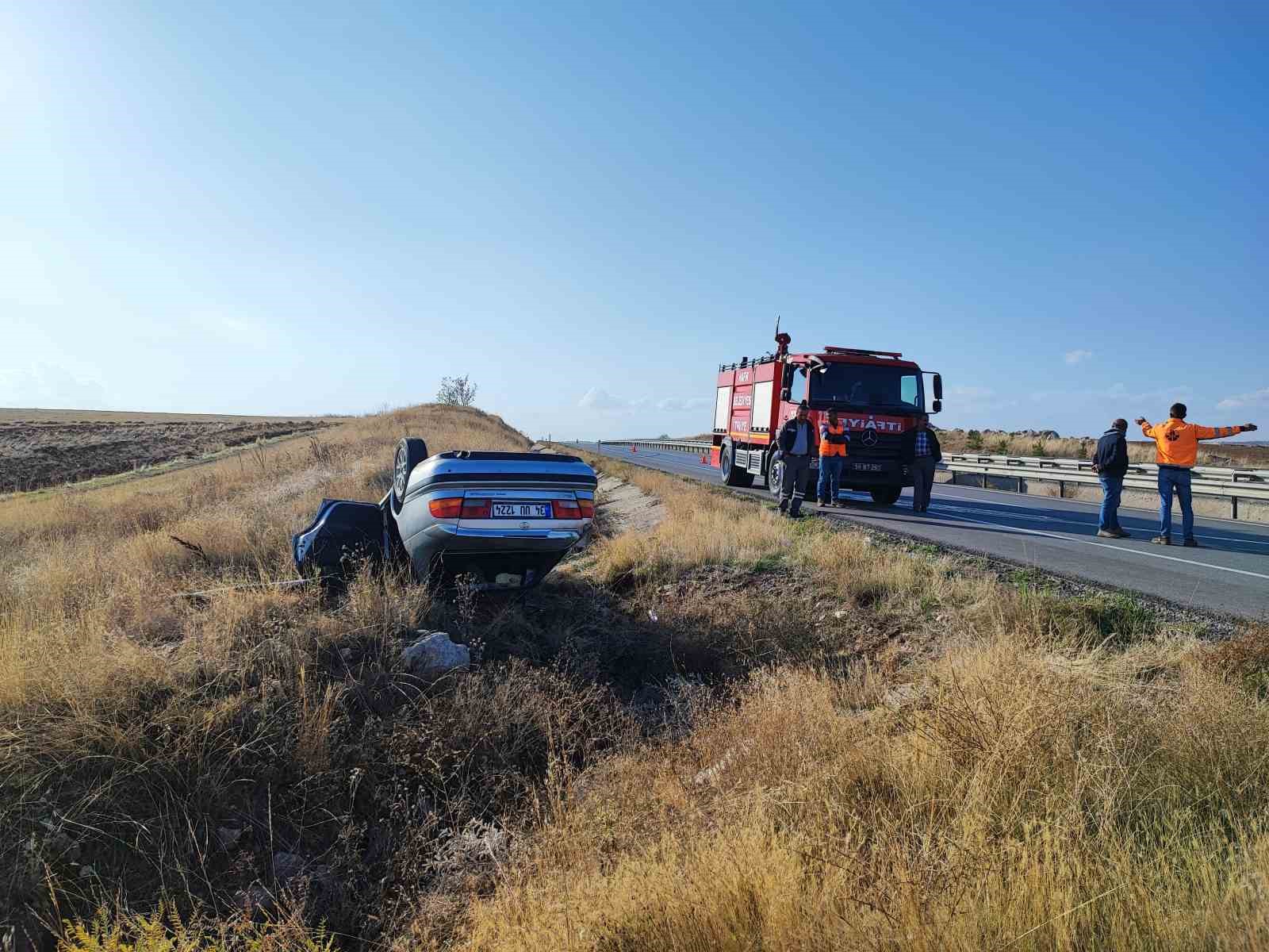 Düz yolda takla atan aracın sürücüsü yaralandı