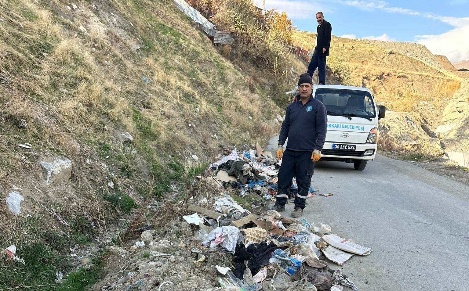 Belediye personeli inisiyatifini kullanarak 350 kilo &ccedil;&ouml;p topladı
