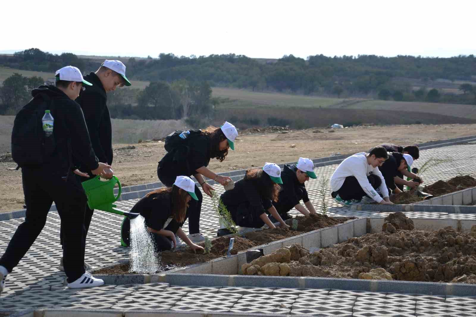 Keşan&rsquo;da 500 fidan toprakla buluşturuldu
