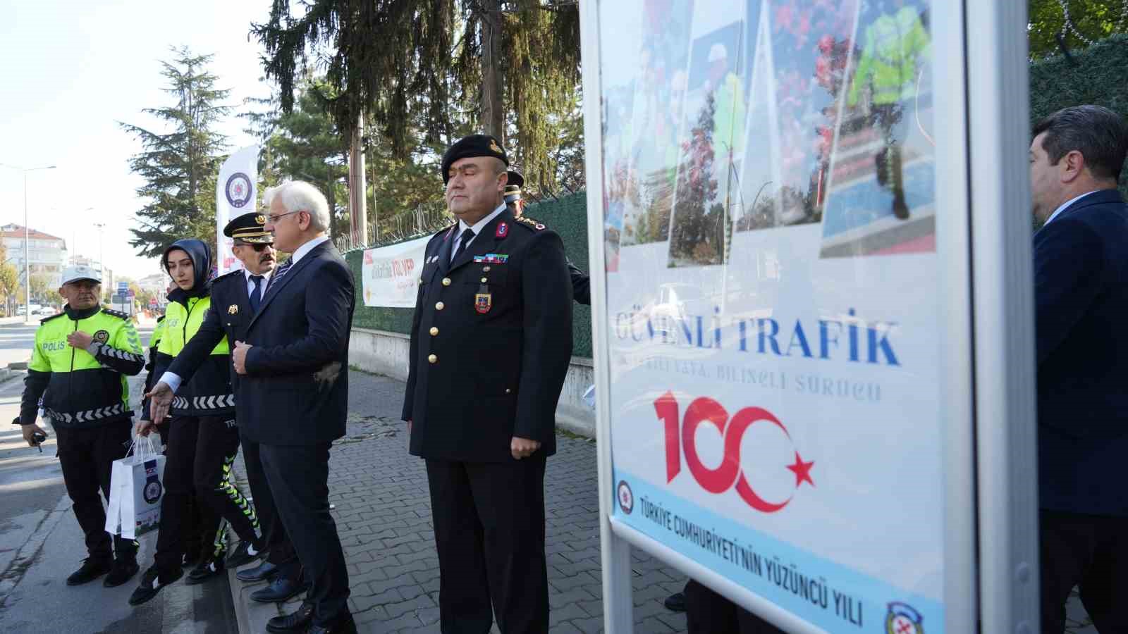 Çocuklar ebeveynlerinin trafik polisi olacak
