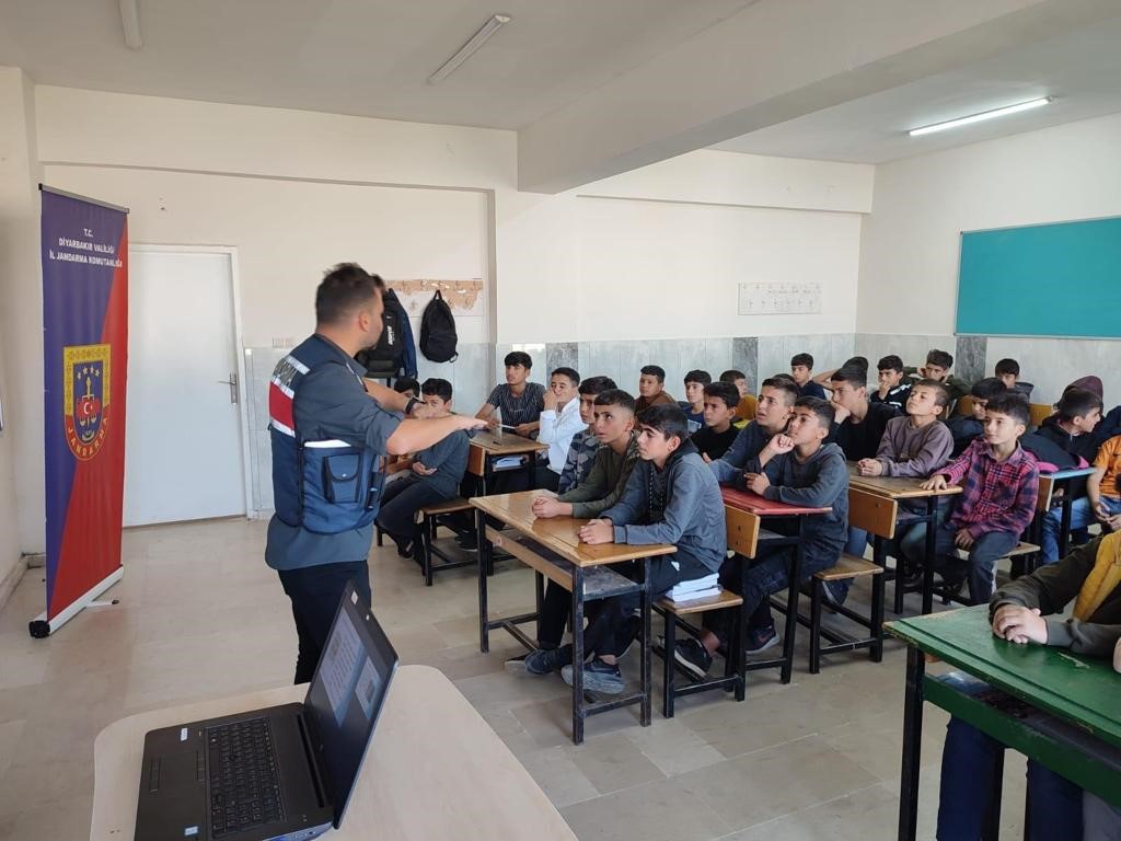 Jandarmadan siber su&ccedil; faaliyeti: 76 şahıs hakkında yasal işlem başlatıldı
