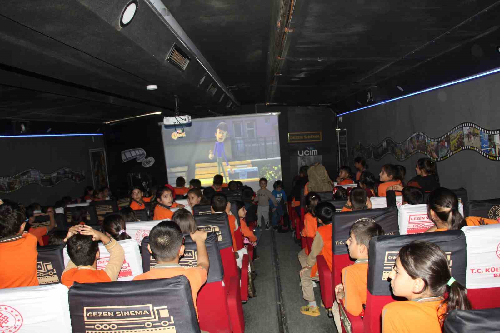 Gezen sinema çocuklar için Şırnak’ta