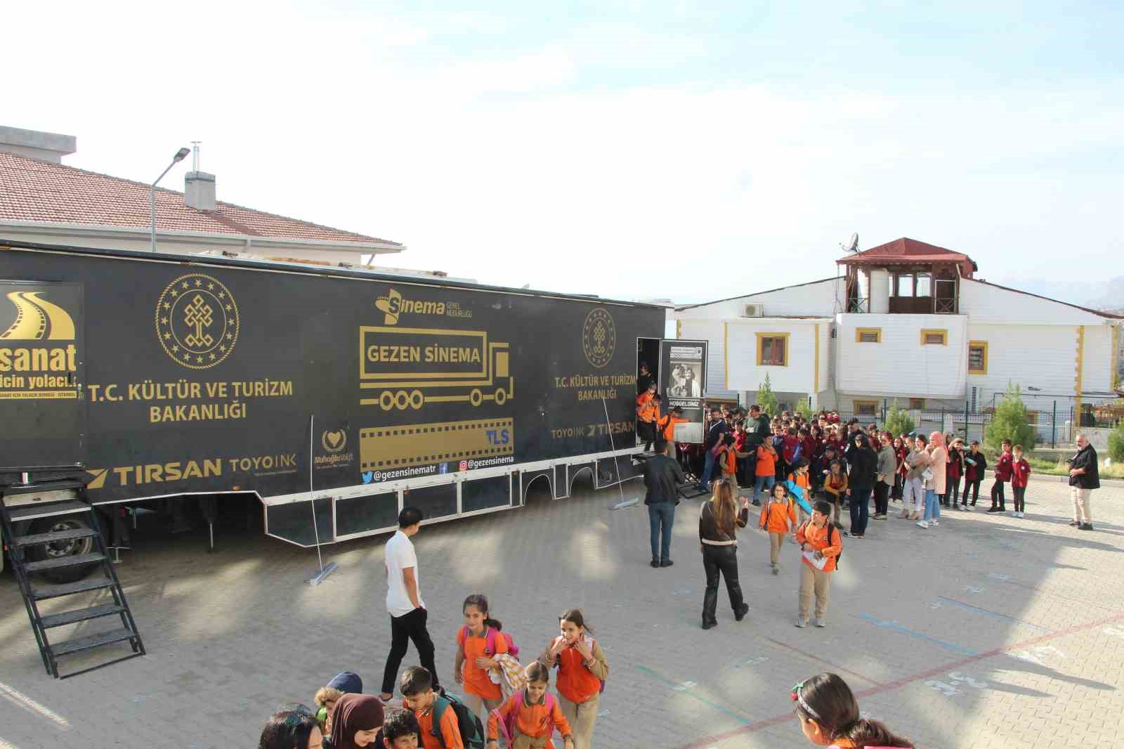 Gezen sinema çocuklar için Şırnak’ta