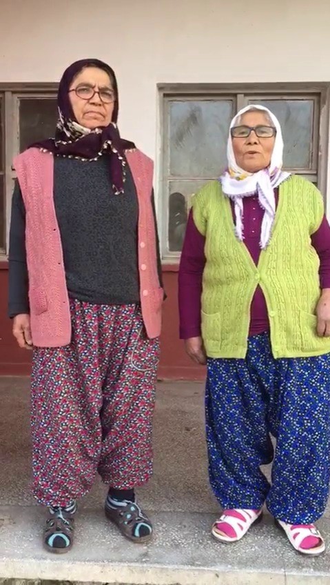 Okudukları şiirle k&ouml;ylerinin simgesi oldular, Atat&uuml;rk&rsquo;&uuml; anmayı unutmadılar
