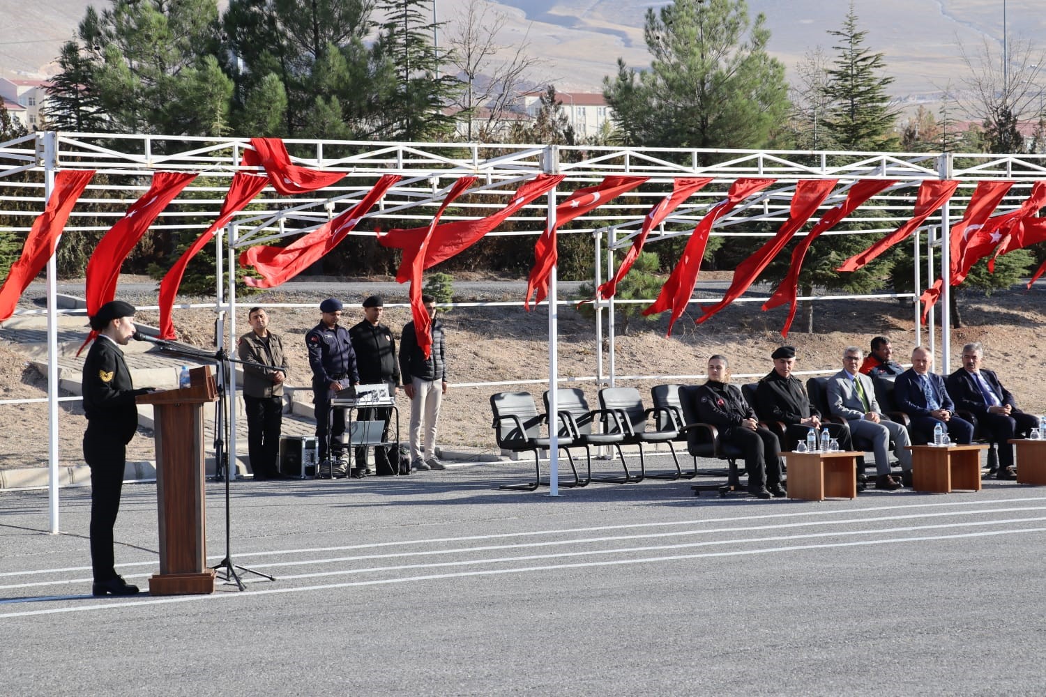 Niğde’de arama kurtarmada kullanılmak üzere alınan malzemeler jandarma ekiplerine teslim edildi