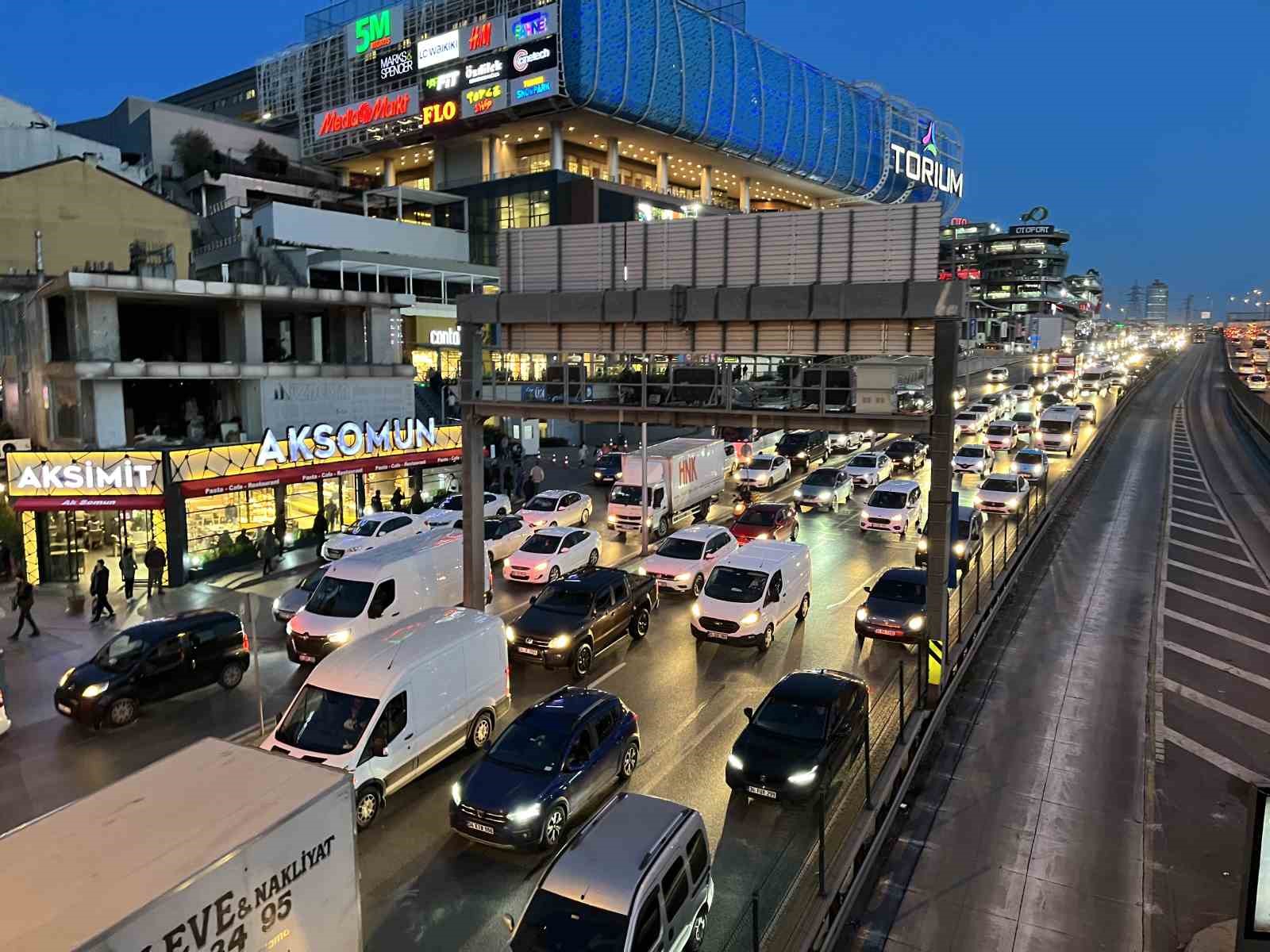 İstanbul’da akşam saatlerinde trafik yoğunluğu yüzde 83’e ulaştı