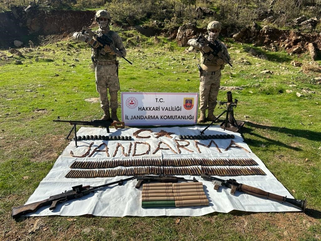 Hakkari’de silah ve mühimmat ele geçirildi