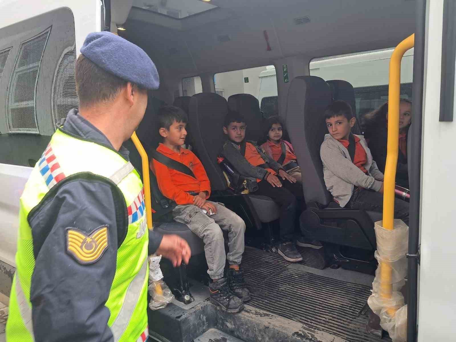 Hakkari’de jandarma 704 okul servisi aracı denetledi