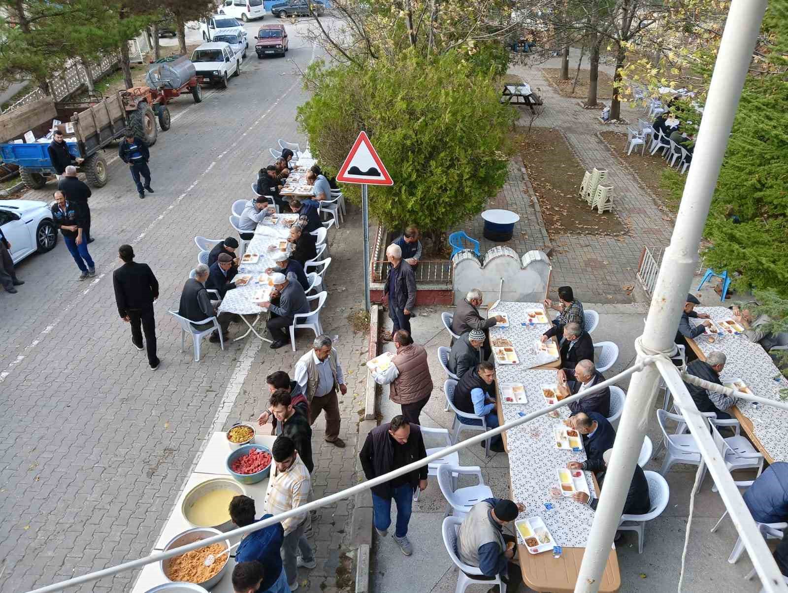 Hisarcık’ın Kutluhallar köyü gençlerinden hayır yemeği