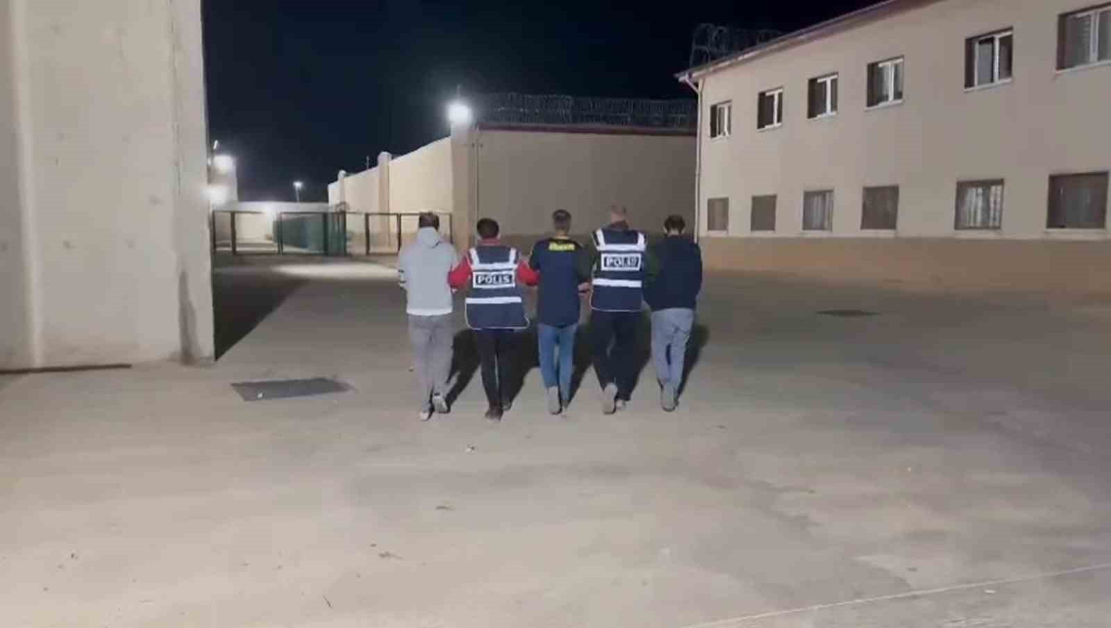 Hatay’da okuldan ve enkazdan hırsızlık yapan 5 kişi tutuklandı