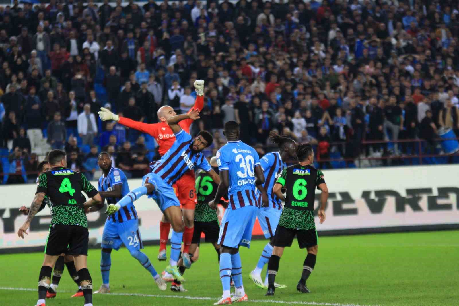 Trendyol S&uuml;per Lig: Trabzonspor: 0 - Konyaspor: 0 (İlk yarı)
