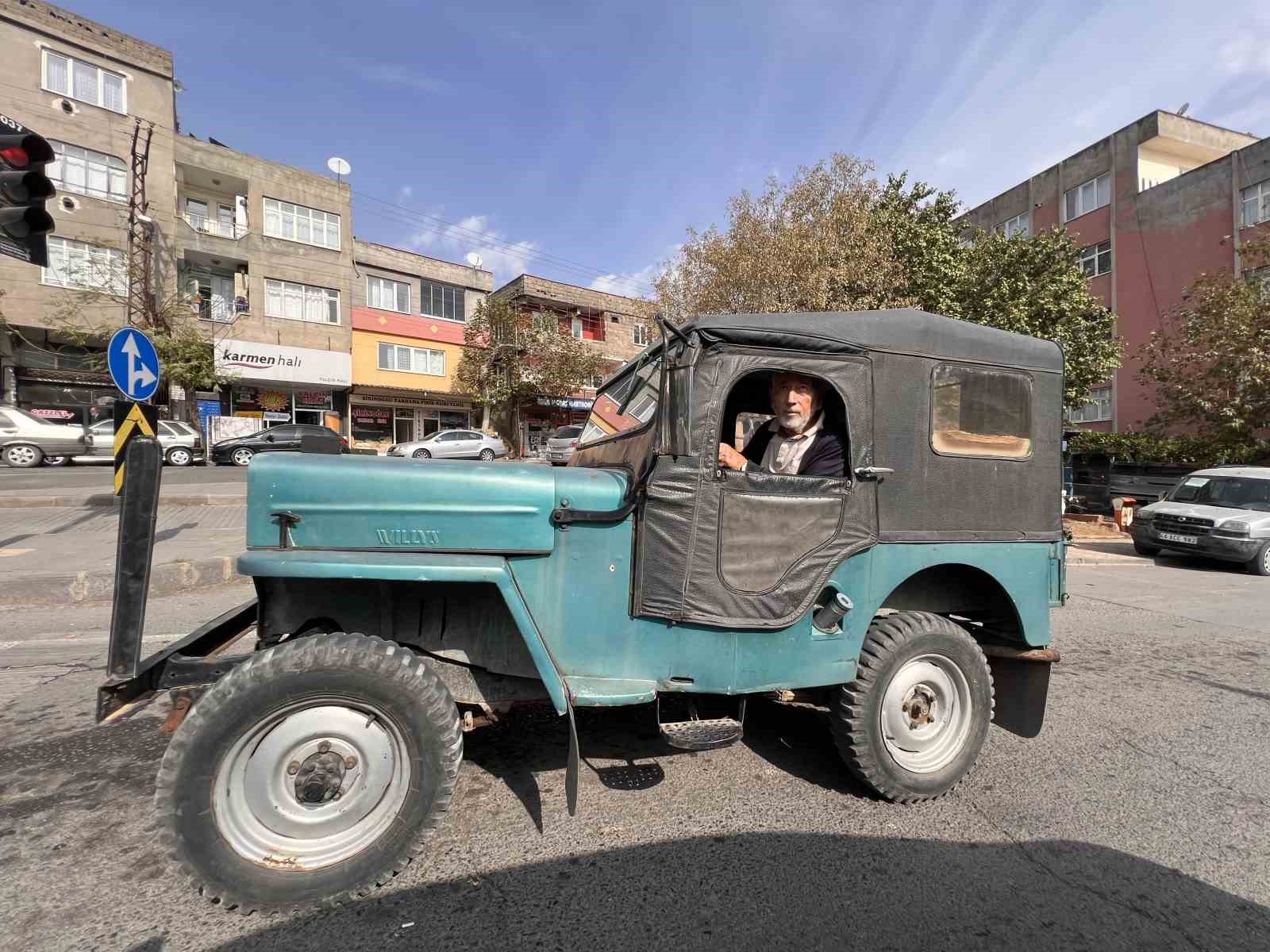 Yarım asırdır bindiği cipi satmak istemiyor
