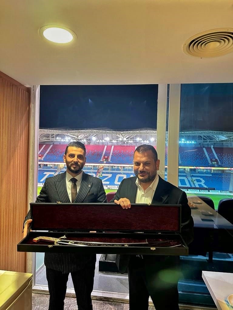 Trabzonspor Başkanı Ertuğrul Doğan’a isminin yazılı olduğu işlemeli kılıç hediye edildi