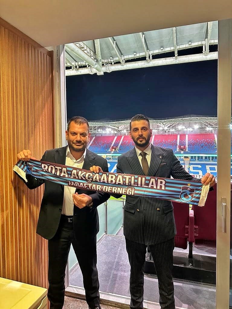 Trabzonspor Başkanı Ertuğrul Doğan&rsquo;a isminin yazılı olduğu işlemeli kılı&ccedil; hediye edildi

