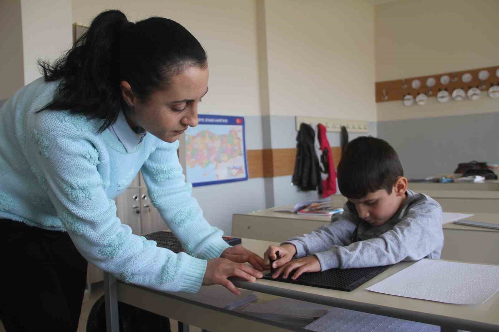 retmeninin fedakarl sonucu yazma renen grme engelli Caner, Krk Hadis Yarmasnda birinci oldu
