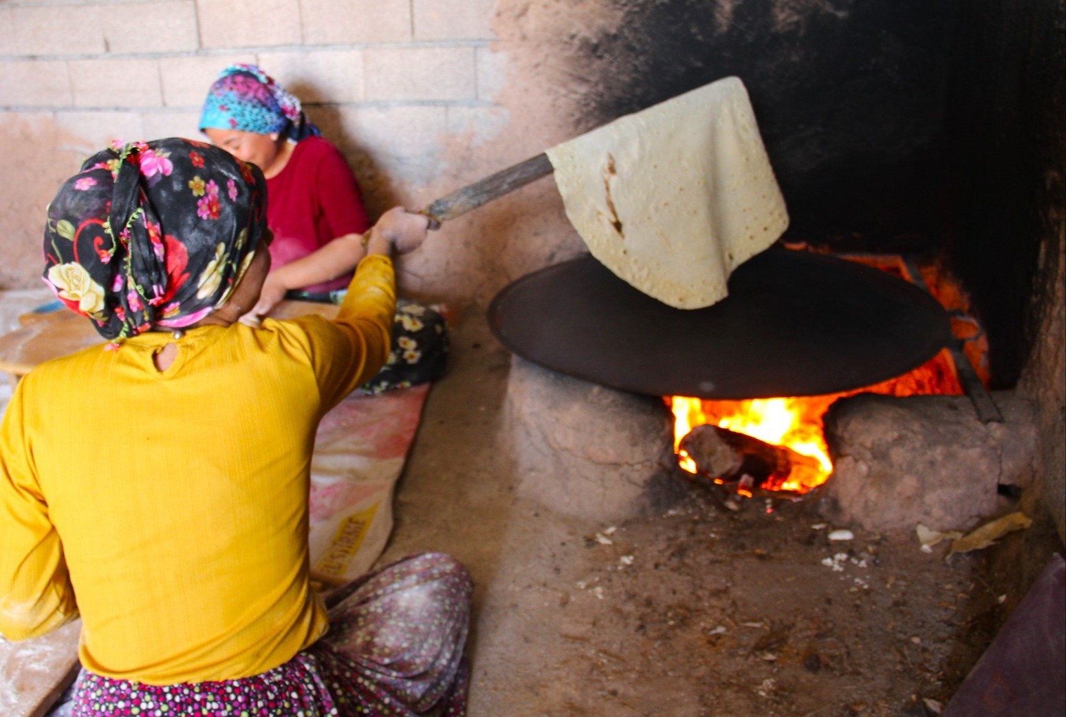 Kahramanmaraş&rsquo;ta kadınlar bir araya gelerek imece usul&uuml; ekmek yapıyor
