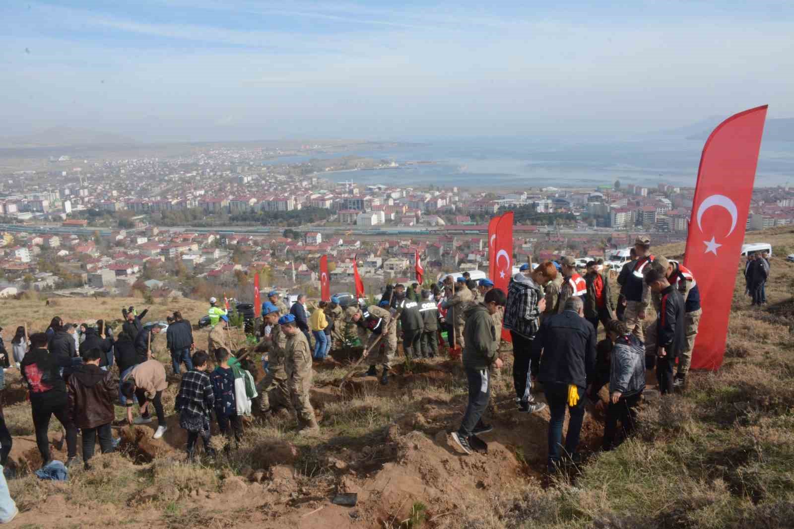 Tatvan’da fidanlar toprakla buluştu