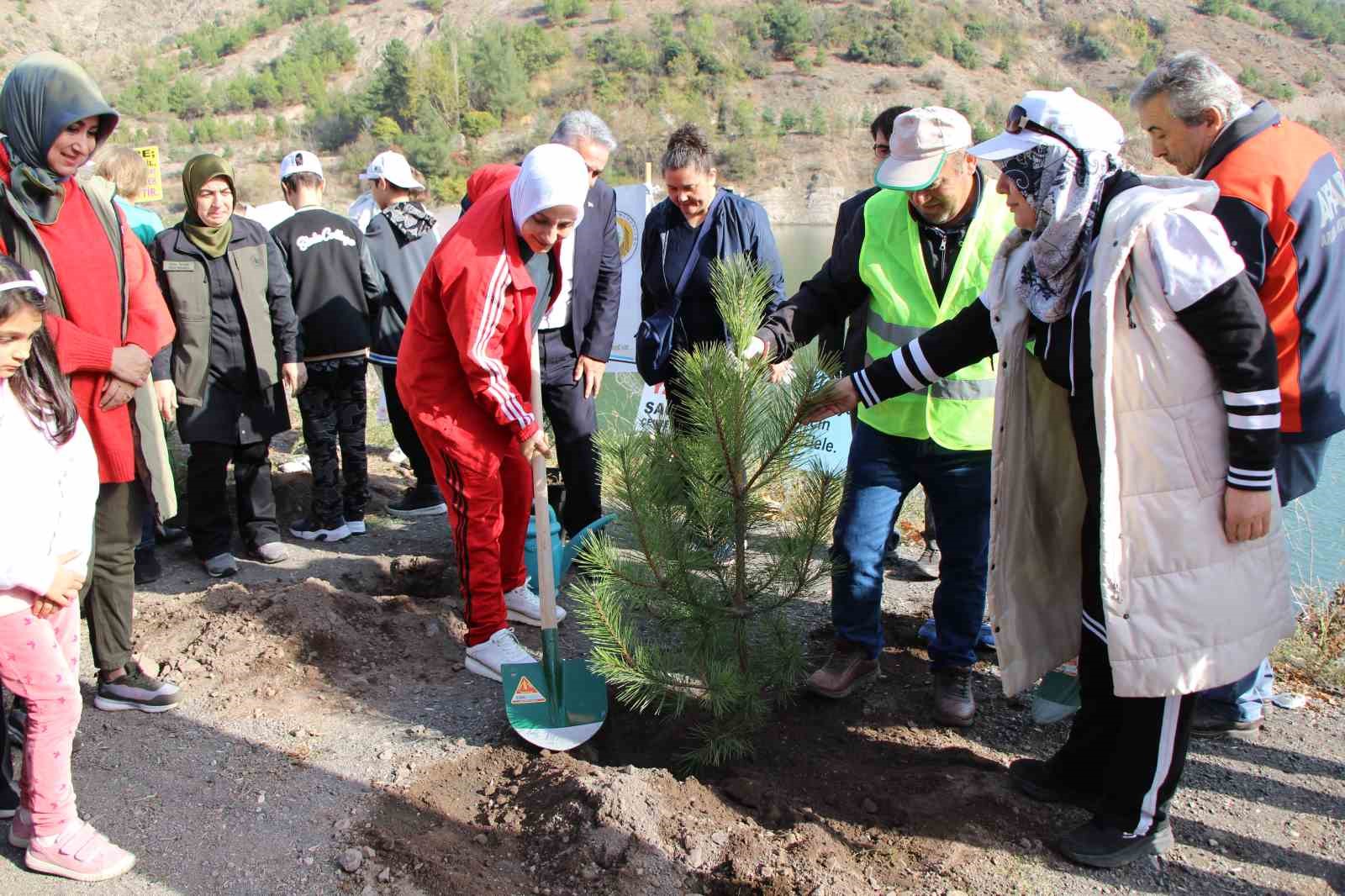 Ziyaret Göleti kıyısında ağaçlandırma ve çevre temizliği yapıldı
