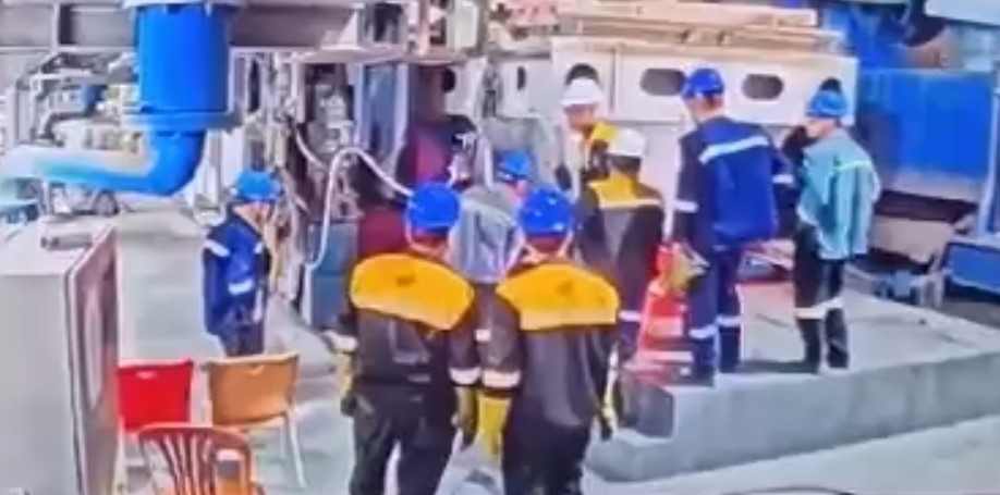 Tosyalı Demir &Ccedil;elik Fabrikası&rsquo;ndaki patlamada hayatını kaybeden iş&ccedil;i son yolculuğuna uğurlandı
