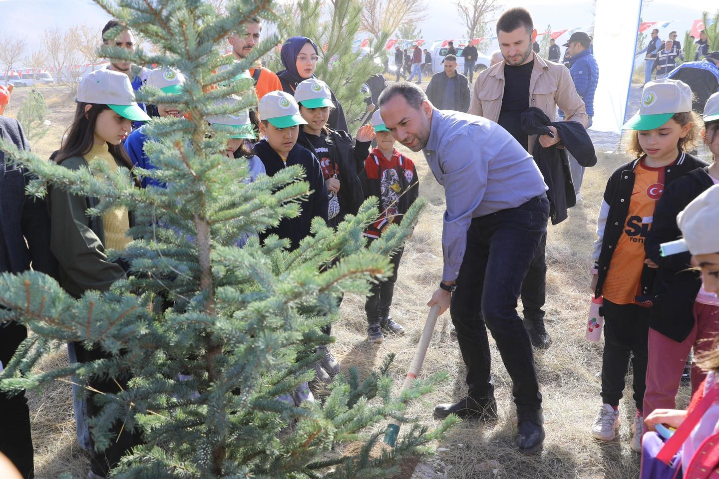 Niğde&rsquo;de cumhuriyetin 100. yılında 100 bin fidan toprakla buluşuyor
