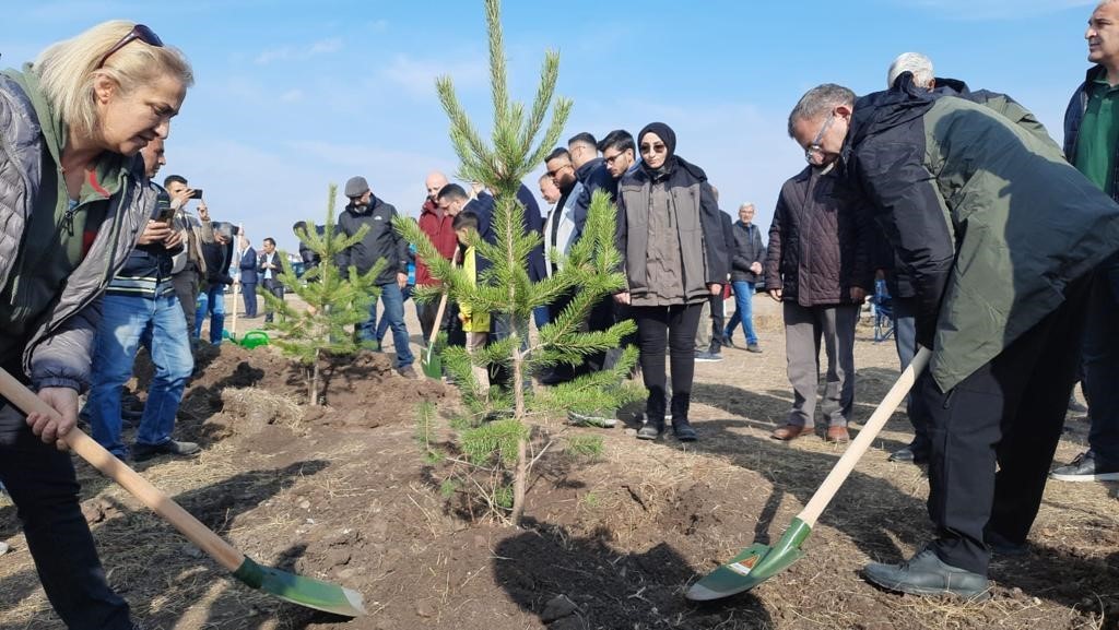 Kars&rsquo;ta fidanlar toprakla buluşturuldu
