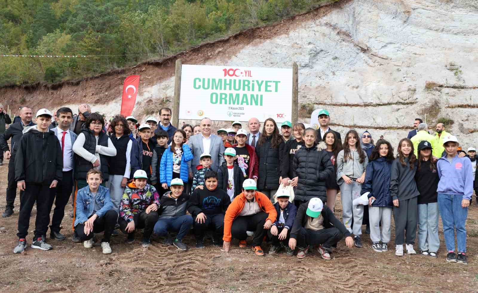 Artvin&rsquo;de &lsquo;Milli Ağa&ccedil;landırma G&uuml;n&uuml;&rsquo; etkinlikleri kapsamında 100 bin adet fidan toprakla buluşturuldu

