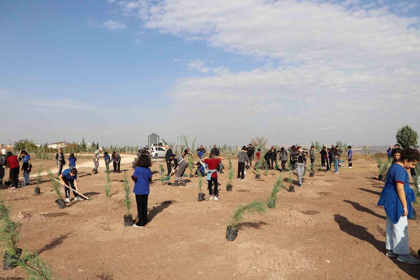 Diyarbakır&rsquo;da &ouml;ğrenciler fidan dikti
