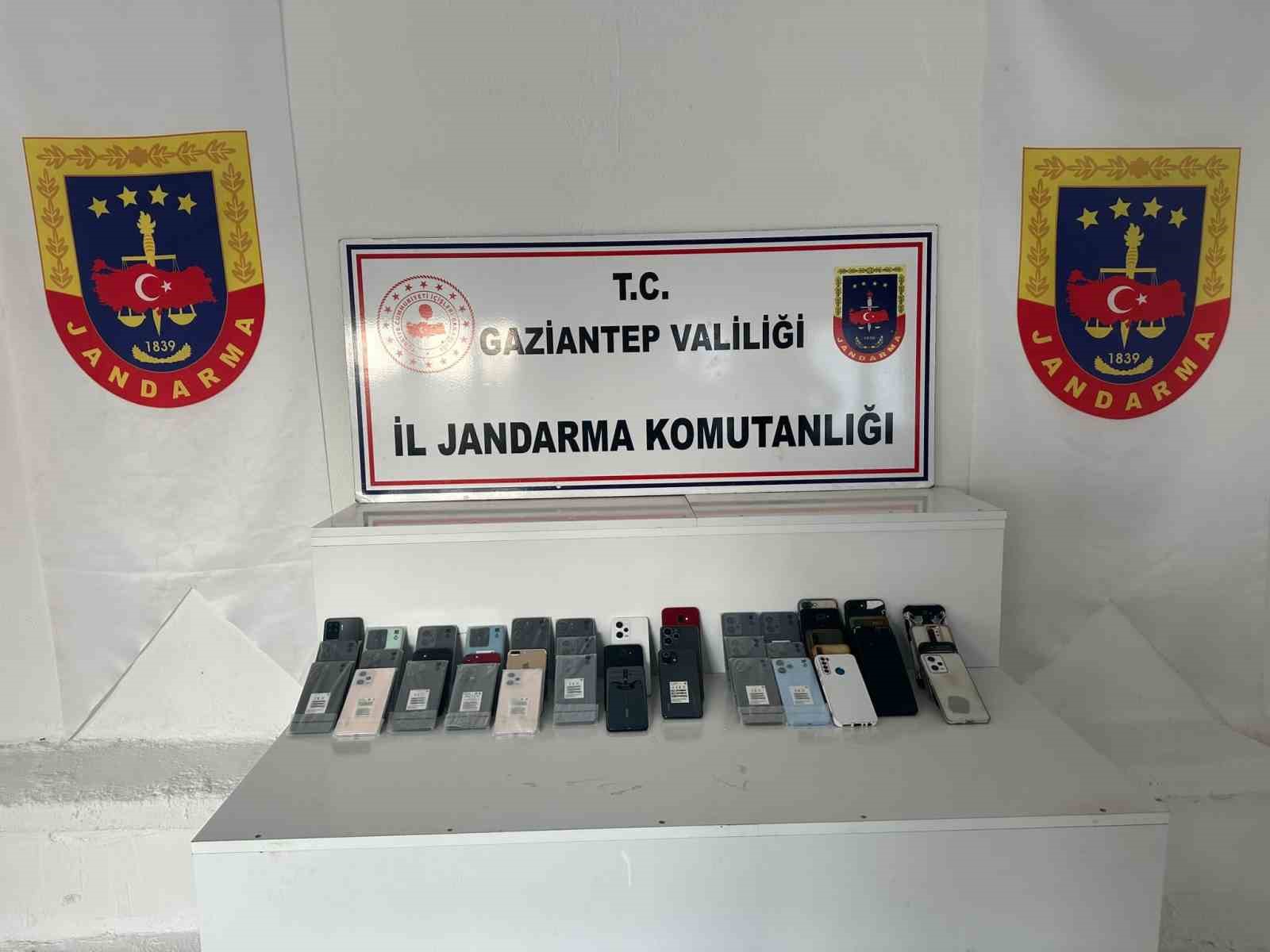 Gaziantep’te 867 bin TL değerinde kaçak telefon ele geçirildi