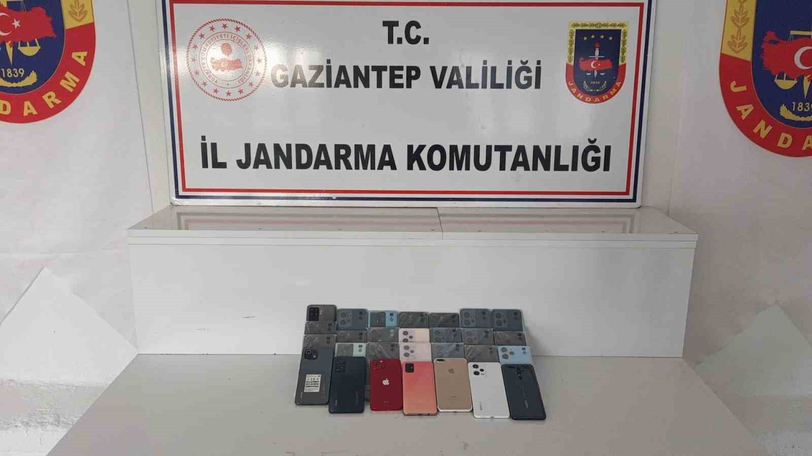 Gaziantep’te 867 bin TL değerinde kaçak telefon ele geçirildi
