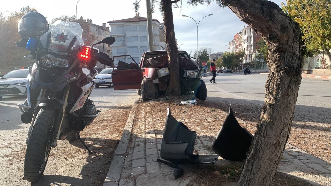 Kontrolden &ccedil;ıkan otomobil ağaca &ccedil;arptı: 2 yaralı
