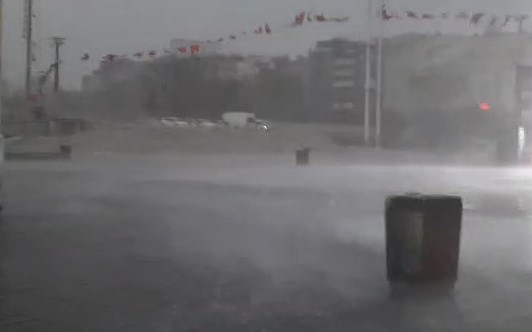 Taksim’de önce hava karardı sonra sağanak yağış başladı 