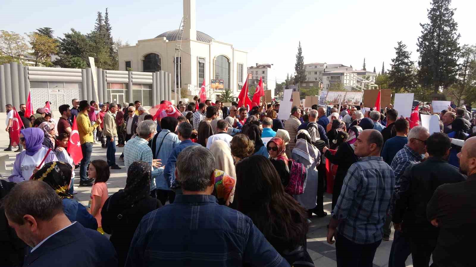Orta hasarlı bina sakinlerinden d&uuml;d&uuml;kl&uuml; eylem
