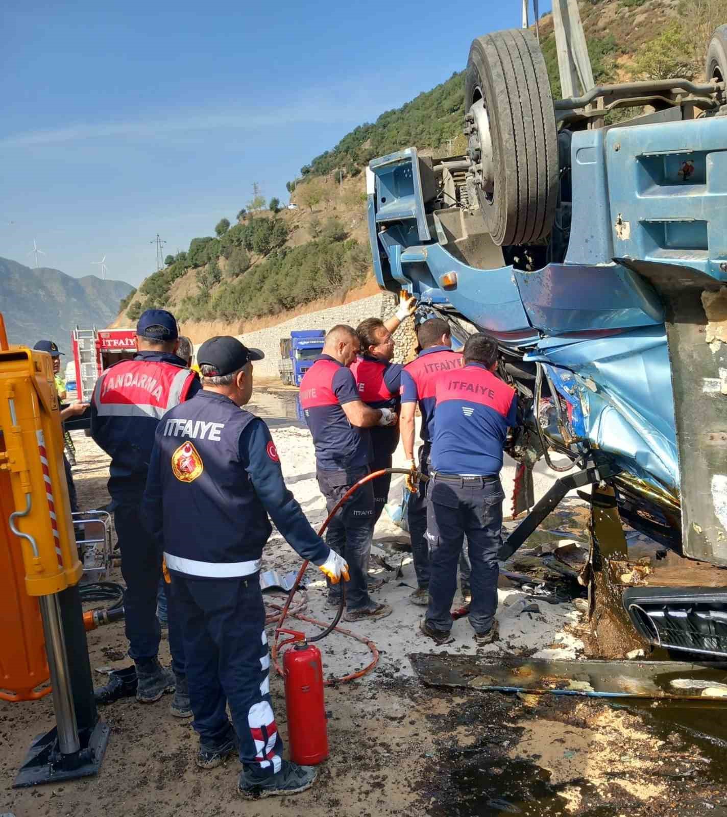 Osmaniye&rsquo;de yakıt tankeri devrildi: 2 kişi hayatını kaybetti 